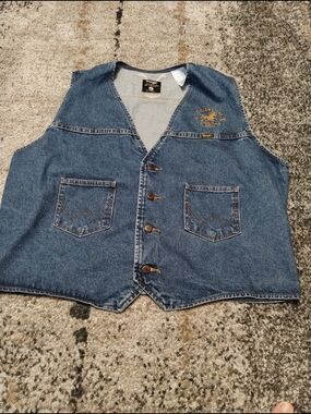 Yellowstone Dutton Ranch Wrangler Men’s Blue Denim Vest - Classic Western Style